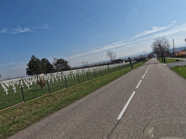 Plötzlich taucht ein Soldatenfriedhof auf. 