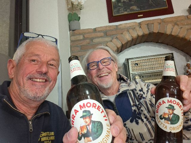 Es wird viel gelacht, viel erzählt, und die Vorfreude auf das, was vor uns liegt, wächst mit jeder Minute.