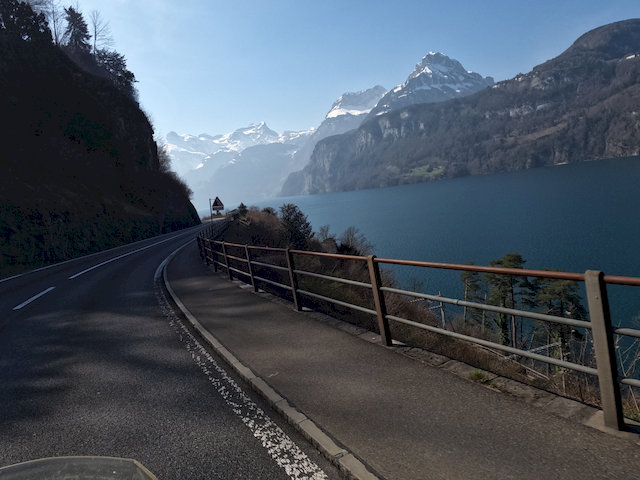 Bald beginnt eine der eindrucksvollsten Etappen des Tages: die Fahrt durch die Schweiz. 