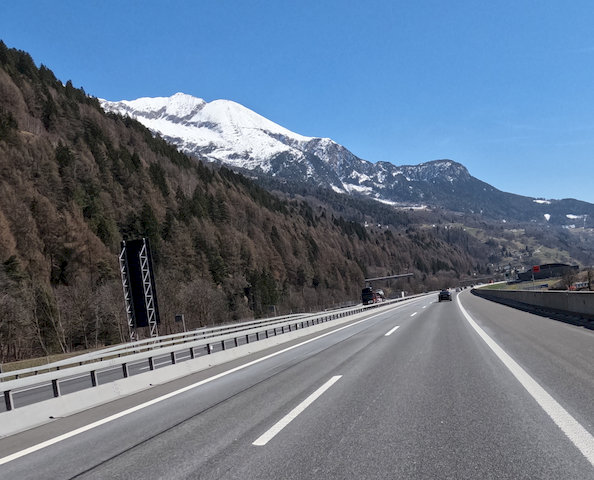 schneebedeckte Gipfel im Hintergrund
