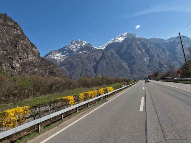 Immer wieder führen Tunnel durch die Bergmassive