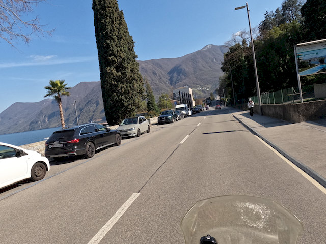 Die Weiterfahrt Richtung Italien wird landschaftlich immer beeindruckender. Die Berge öffnen sich langsam, und bald kündigt sich eines der Highlights der Strecke an: der Lago di Como.