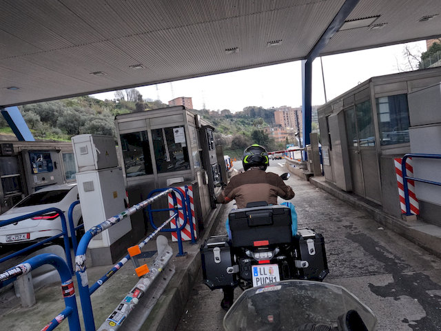 an einem Zahlautomaten auf der Autobahn