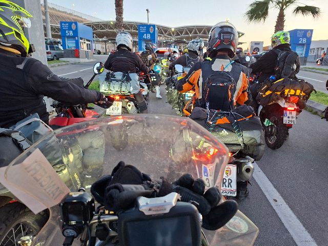 Großes Gedrängel beim Verlassen des Zoll-Geländes