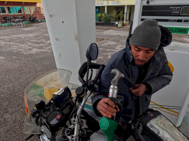 Tankpause hinter der Passhöhe