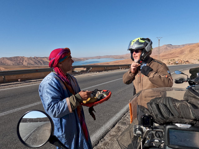 Steineverkäufer lauern überall.