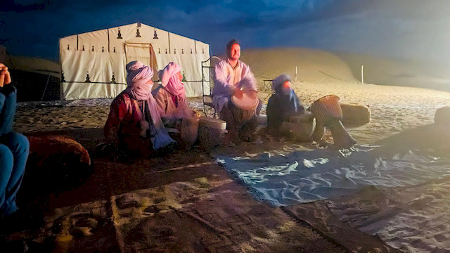 Unterhaltung am Lagerfeuer