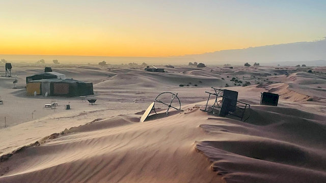Der starke Wind hat die Stühle umgeweht und eingesandet.