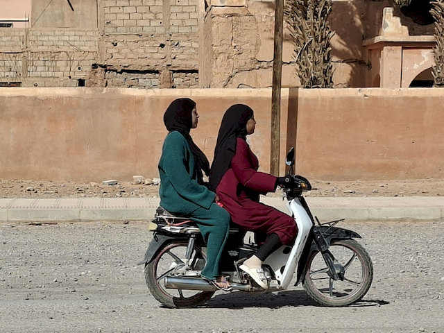 In Tagounite legten wir eine erste Pause ein. Ein Kaffee, ein bisschen Schatten, und vor allem Zeit, das Leben auf der Straße zu beobachten. 