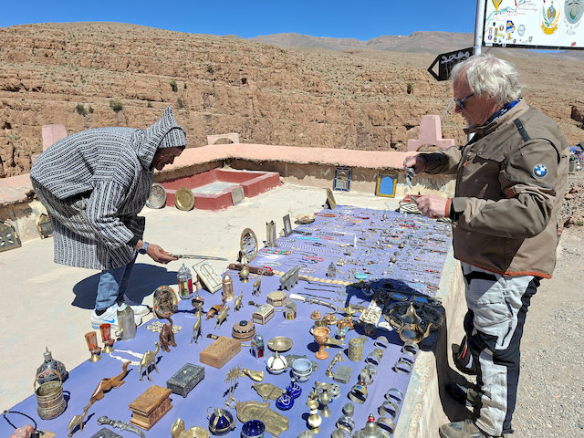 Wolfgang prüfte interessiert die ausgestellten Krummsäbel der Souvenirverkäufer – diesmal blieb es aber beim Anschauen.