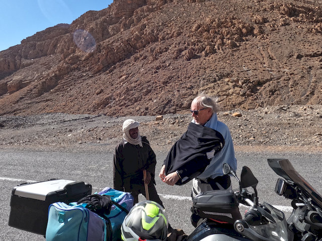 Jetzt ist Wolfgang endlich seinen Pullover los.