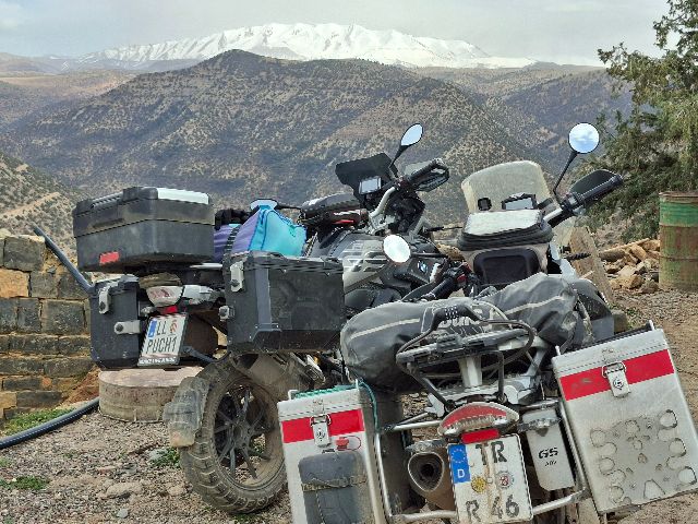 Der Parkplatz vor unserer heutigen Unterkunft