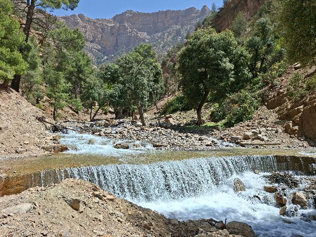 Dann standen wir plötzlich vor einer überfluteten Straßenpassage: Eine kräftige Strömung schoss über die Fahrbahn, zu stark, um sie sicher zu durchqueren. 