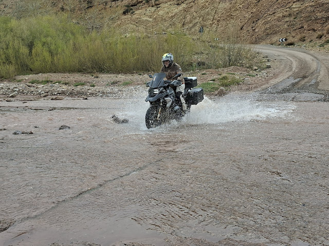 Immer wieder mussten wir kleine Flussdurchfahrten meistern, mal harmlos, mal etwas anspruchsvoller.