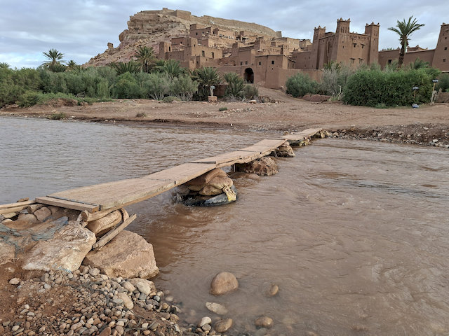 Über diese Brücke musst du geh'n!