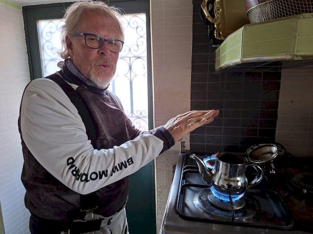 Wolfgang beim Aufwärmen am kochenden Wasserkessel