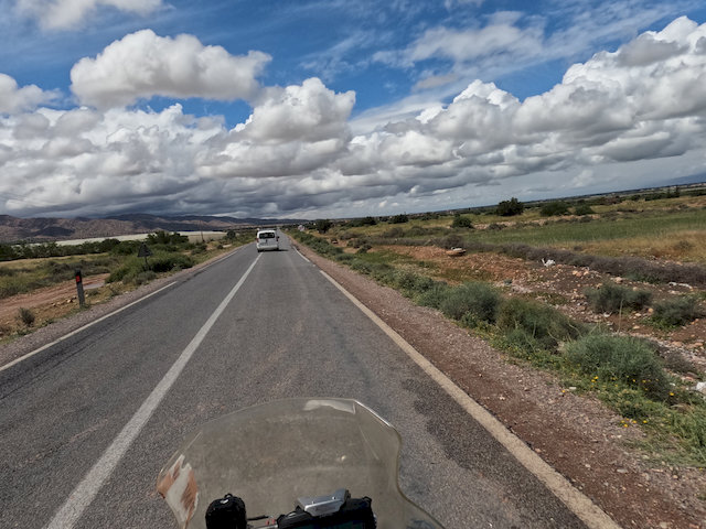 Als wir das Gebirge endgültig hinter uns ließen, änderte sich das Fahrgefühl schlagartig. 