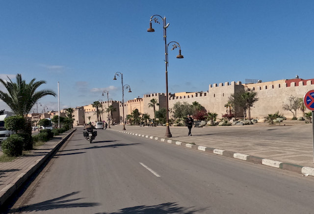 vorbei an der eindrucksvollen Stadtmauer von Taroudant
