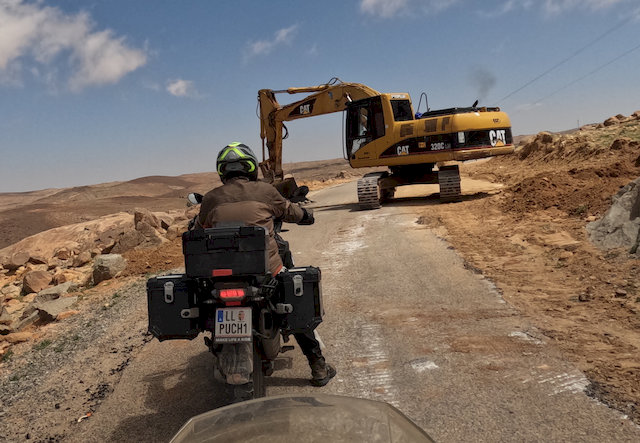 Immer wieder treffen wir auf Straßenbauarbeiter - auch am Sonntag.