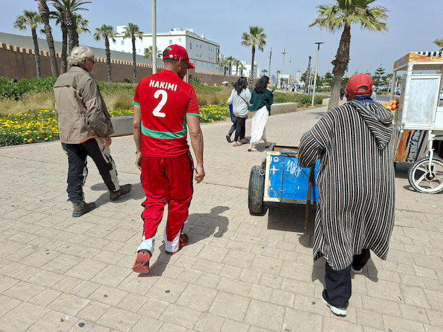 Unser Gepäck wird auf einen kleinen Handwagen verladen
