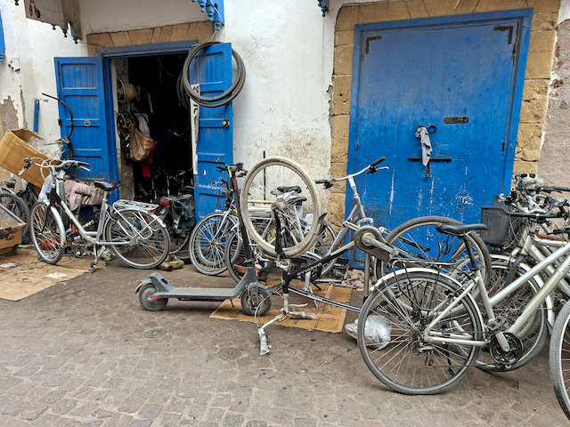 eine dieser typischen Werkstätten im Ort