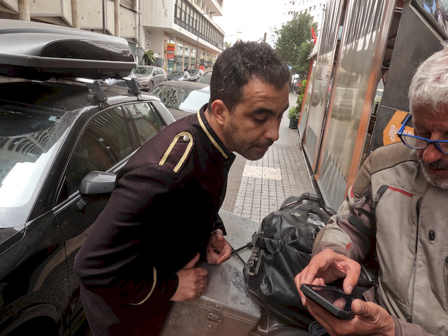 Immer gibt's freundliche Helfer - hier bei der Hotelsuche