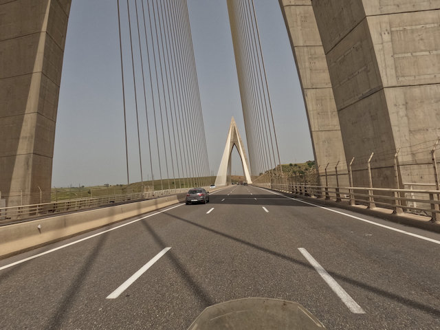 Breite Fahrbahnen, relativ wenig Verkehr und kaum unvorhersehbare Hindernisse machen das Fahren dort deutlich entspannter. 