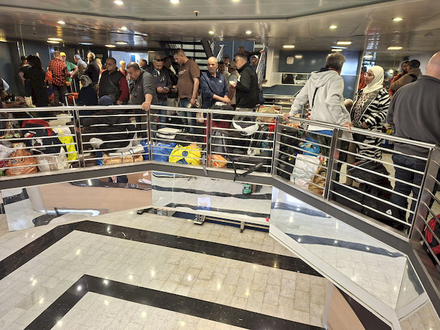 Warten auf das Öffnen der Fahrzeug-Decks