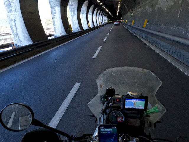 Dazwischen immer wieder Tunnel – kühl, dunkel und oft überraschend lang – die die Strecke rhythmisch unterbrechen.