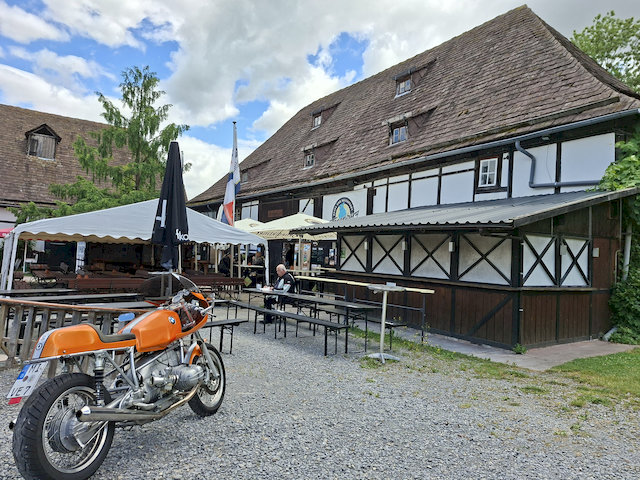 beim Boxer-Kunst-Motorradtreffen