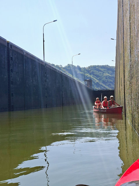 Mitreisende in der Schleuse