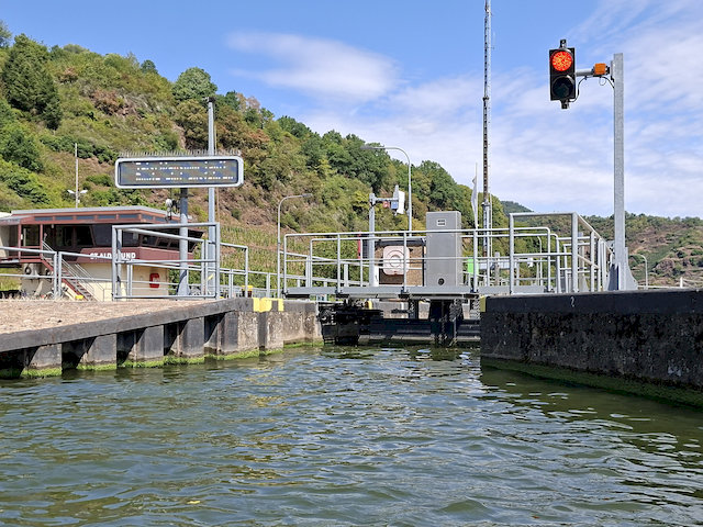 Ich war froh, als ich schließlich die Schleuse erreicht hatte.