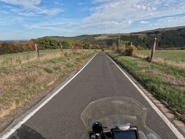 unterwegs auf kleinen Straßen bei bestem Herbstwetter