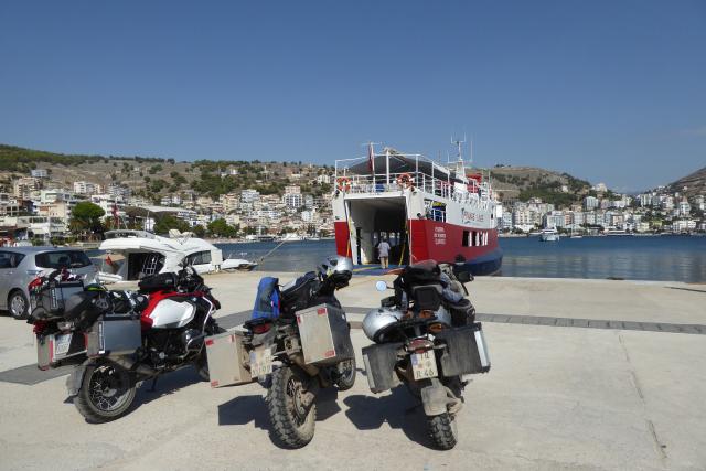 unsere Fhre im Hafen von Sarande