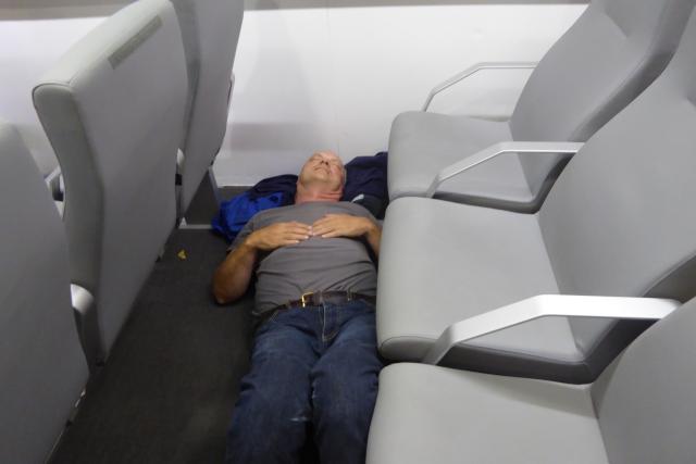 Irgendwo zwischen den Pullman-Sitzen fanden wir dann doch noch etwas Schlaf
