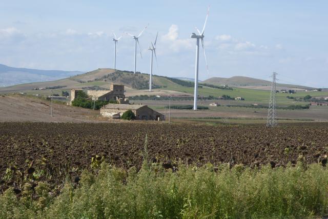 Windkraftanlagen beherrschen die Kulisse.