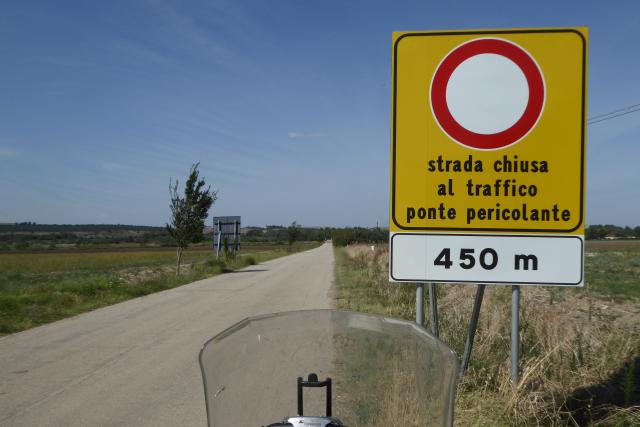 Eine marode Brcke behindert die Weiterfahrt.