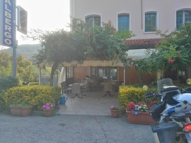vor der Albergo Sterlina in Lagaro