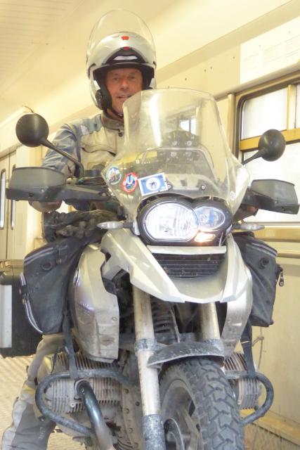 Ausfahrt aus dem Zweirad-Transporter der Bahn