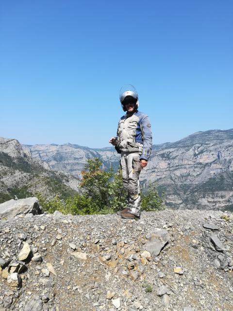 wenige Kilometer hinter der Grenze auf albanischem Gebiet