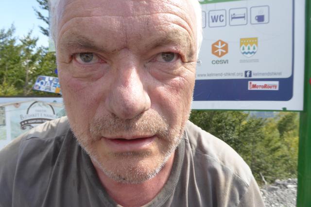 Reini nach Rückkehr und Einbau des reparierten Rades - total gestresst und genervt und geschlaucht von der Hitze