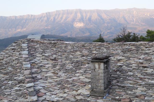 Blick ber Gjirokasters Dcher im Nachmittagslicht