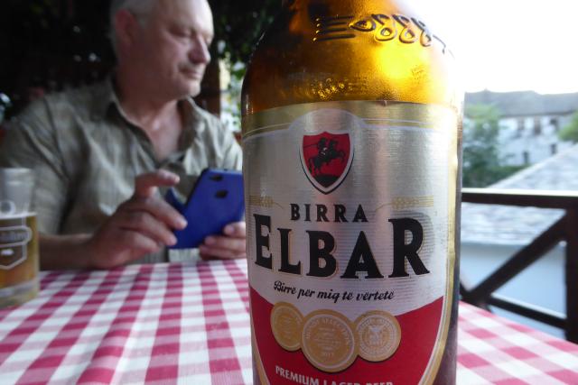 in Gjirokaster bei einer kleinen Erfrischung