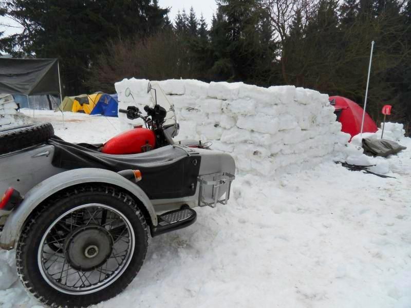 Einige Jungs scheinen bereits länger hier 
zu sein und haben die Zeit genutzt, lange Mauern aus Schnee um ihre Claims zu bauen.
