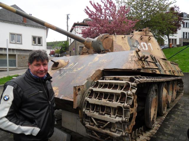 Udo vor deutschem Panzer in Houffalize