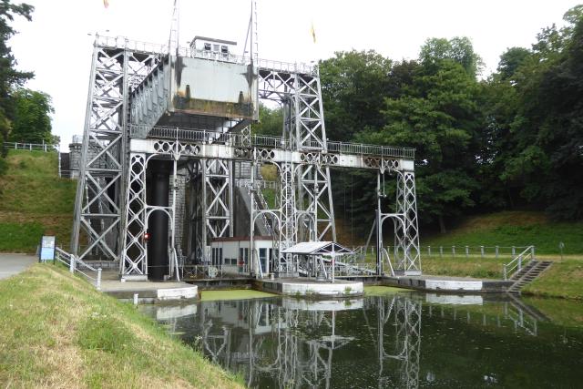 das älteste Schiffshebewerk der Welt am Canal du Centre bei Thieu