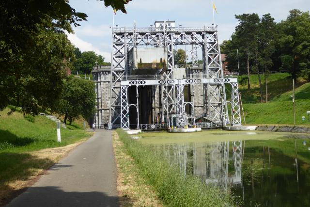 das älteste Schiffshebewerk der Welt am Canal du Centre bei Thieu