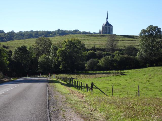 Eine kleine Kirche auf der Anhöhe einer Wiese