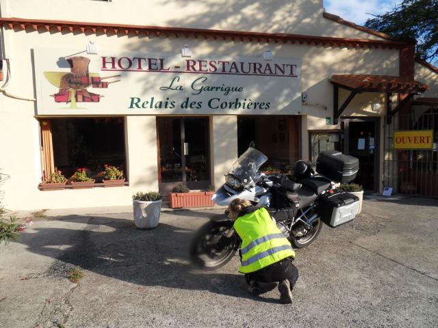 Reisevorbereitungen vor dem Hotel Relais des Corbières in Saint-Paul-De-Fenouillet