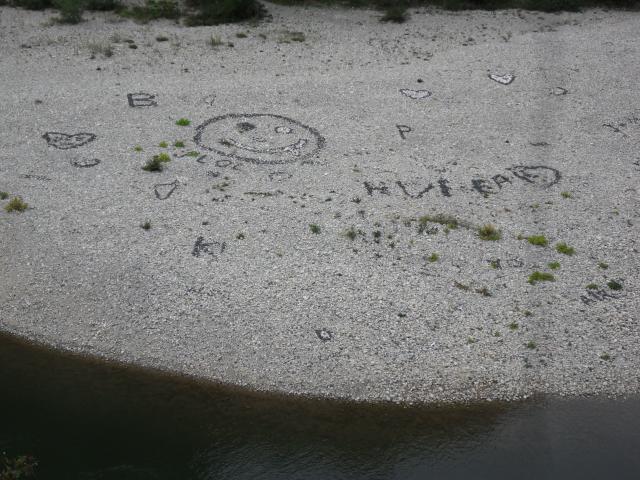 Strandkunst am anderen Ufer der Arèche